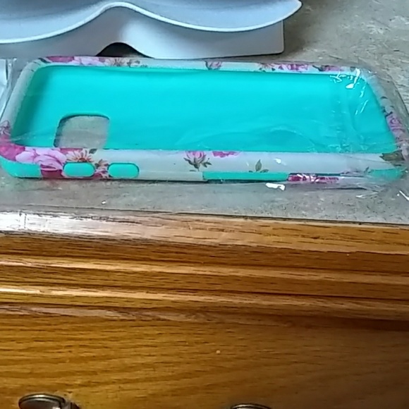 Nwt: a beautiful floral design 2piece Samsung case - Picture 3 of 3